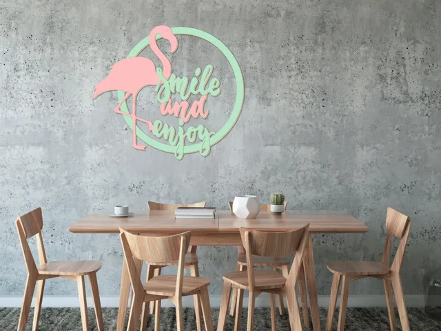 Art mural flamant rose découpé au laser avec texte "Smile and Enjoy", créé à l'aide de la machine de découpe laser Trotec CO₂.